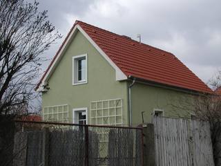 Rodinný dům se světlou fasádou a novou červenou střechou