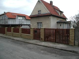 Rodinný dům s novou střechou, přístavbou a oplocením