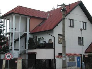 Dům po rekonstrukci střechy a půdy v ulici Slunečná v Černošicích